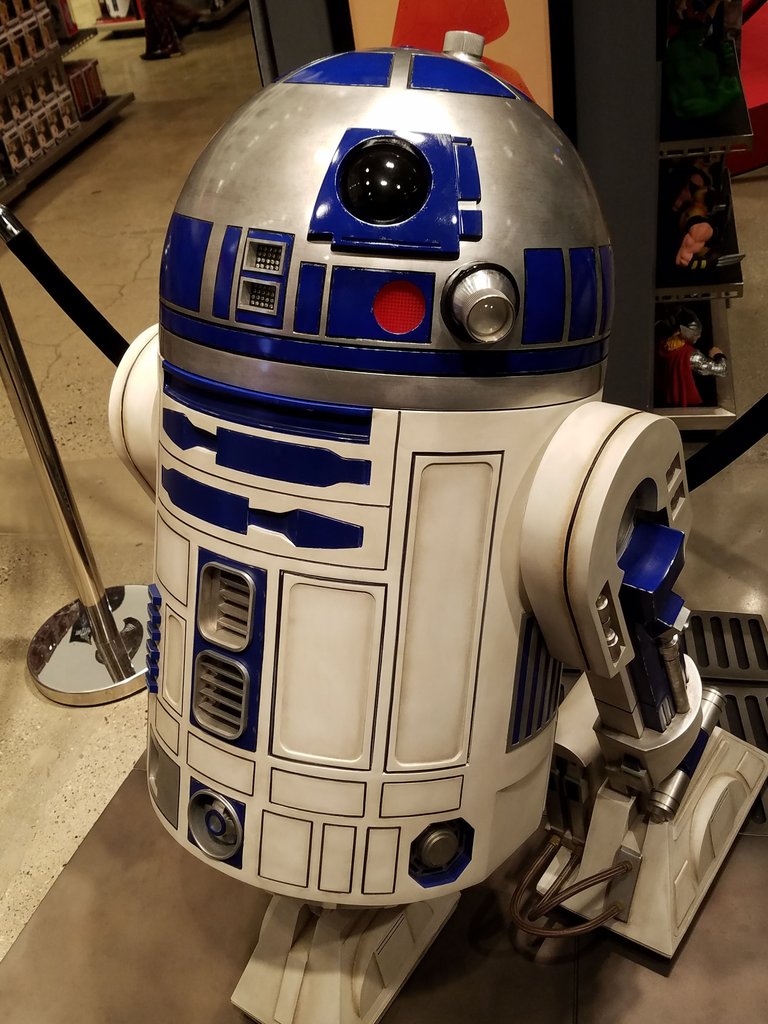 R2d2-universal-studios-citywalk.jpg