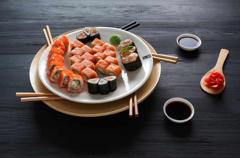 Seafoods_Sushi_Plate_542057_5621x3695.jpg