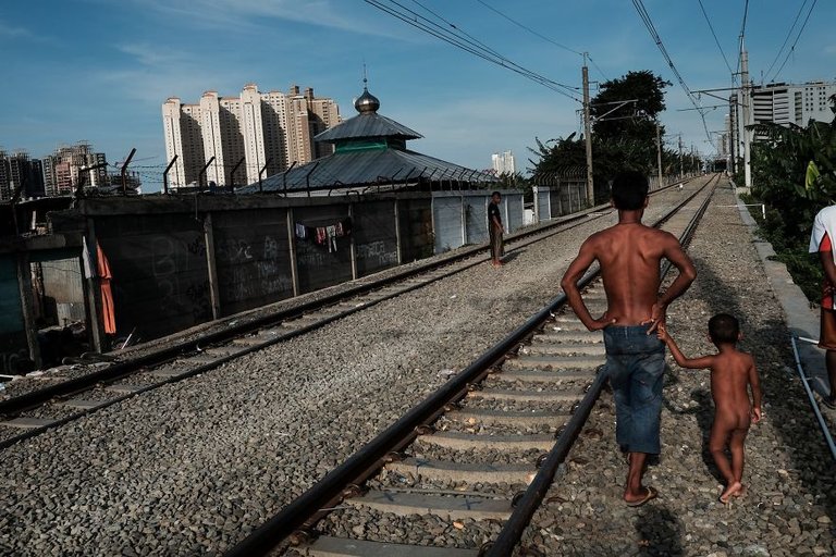 jakarta_slums_life_by_the_railway_vytautas_jankulskas_21.jpg