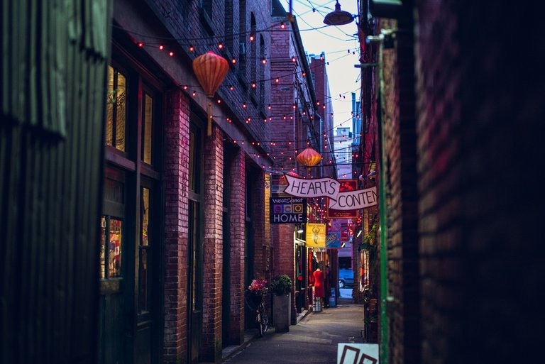 alley-1209553_1920.jpg