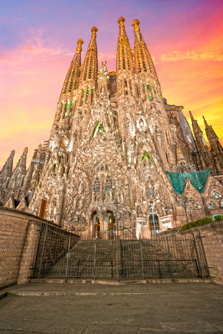 كاتدرائية-العائلة-المقدسة-سجرادا-فاميليا-في-برشلونة-إسبانيا.jpg