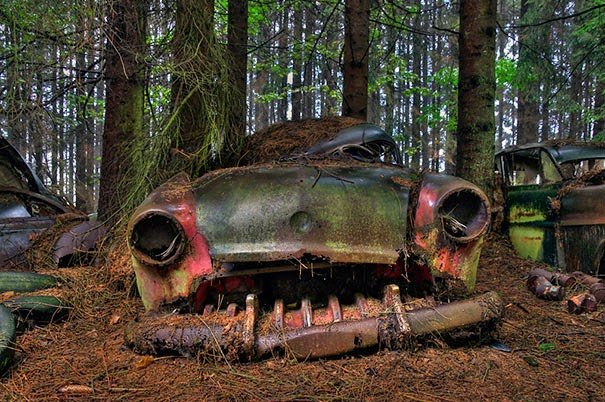 chatillon-car-graveyard-abandoned-cars-cemetery-belgium-7.jpg