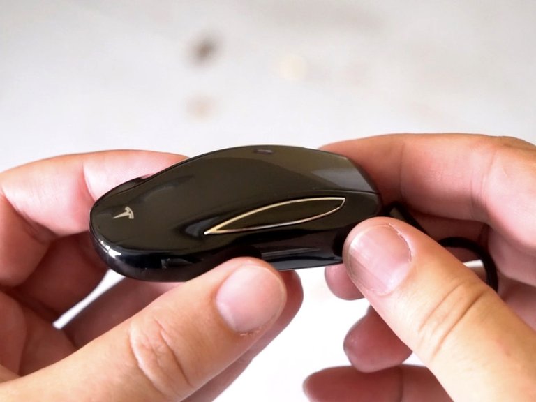 tesla-model-x-key-hands.jpg