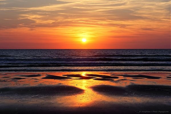 thumb_Reflets_du_soleil_couchant_sur_la_plage.jpg