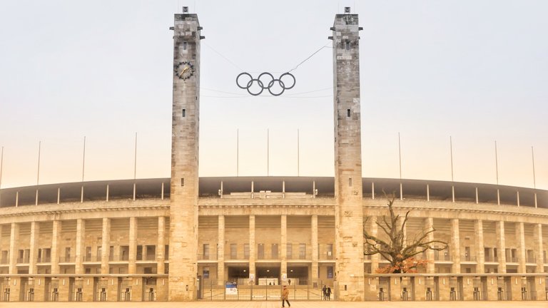 Olympiastadion_Totale.jpeg