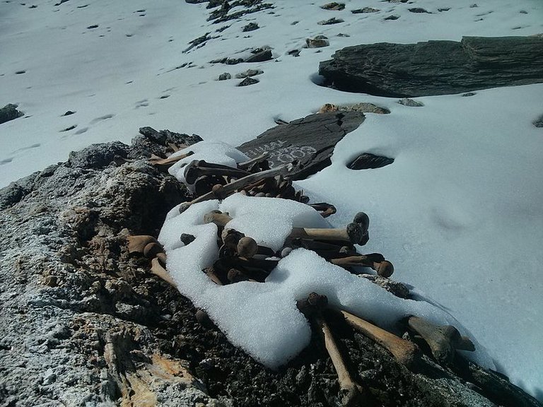 Roopkund,_Trishul,_Himalayas-2.jpg