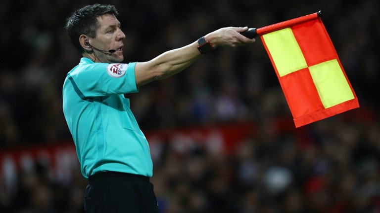 assistant-referee-offside_1jgwavytodp6r1g26h1cpf9c9z.jpg
