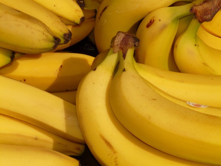 banana-fruit-healthy-yellow-41957.jpeg