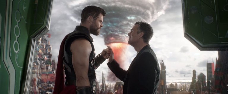 thorragnarok-trailerbreakdown-thor-bruce-fistbump.jpg