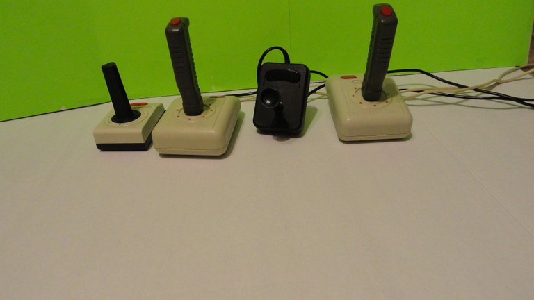 Commodore-Controllers-LG.JPG