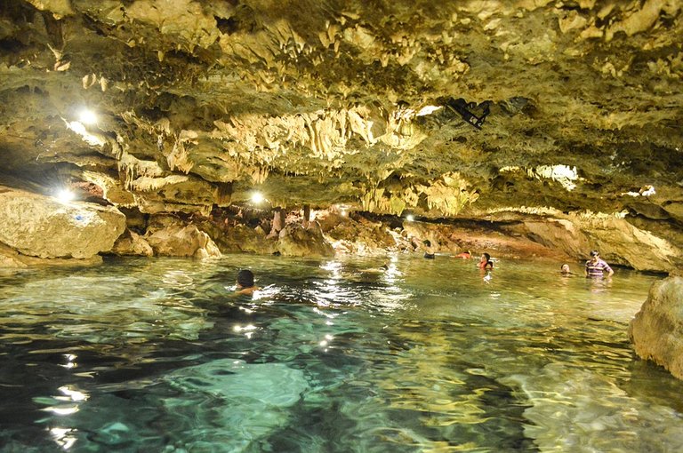 cenote-669699_960_720.jpg