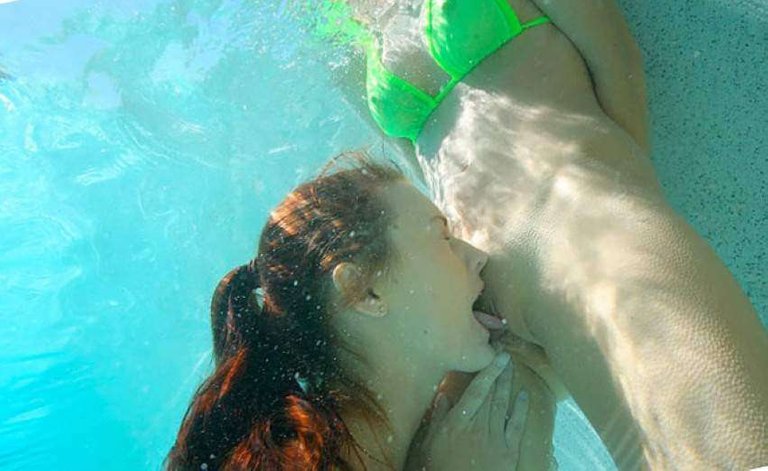 lesbian-naked-girls-underwater.jpg
