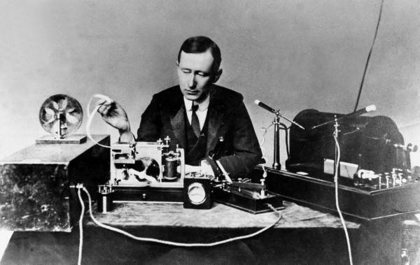 Guglielmo_Marconi_1901_wireless_signal.jpg