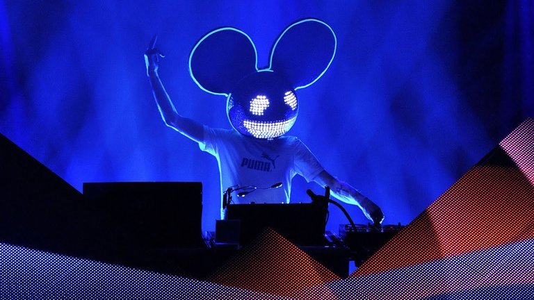 deadmau5-led-helmet.jpg