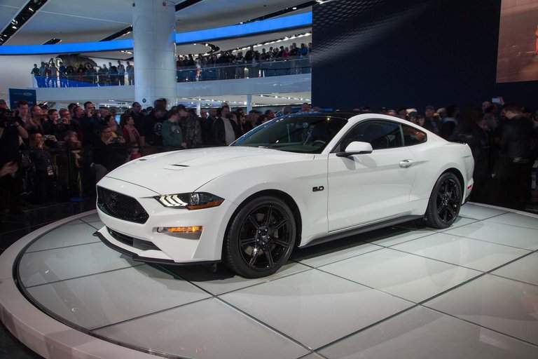 2018-Ford-Mustang-GT-front-three-quarter-02.jpg