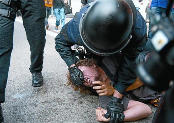 unos-mossos-reducen-indignado-pasado-mayo-plaza-catalunya-1316114379197.jpg