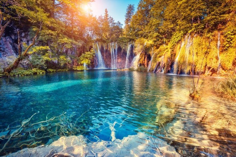 PLITVICE-LAKES_shutterstock_266538056-900x600.jpg