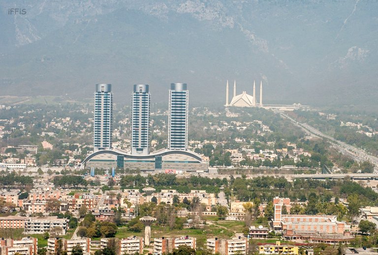 Faisal_Mosque_in_the_background_of_Centaurus_Mall.jpg