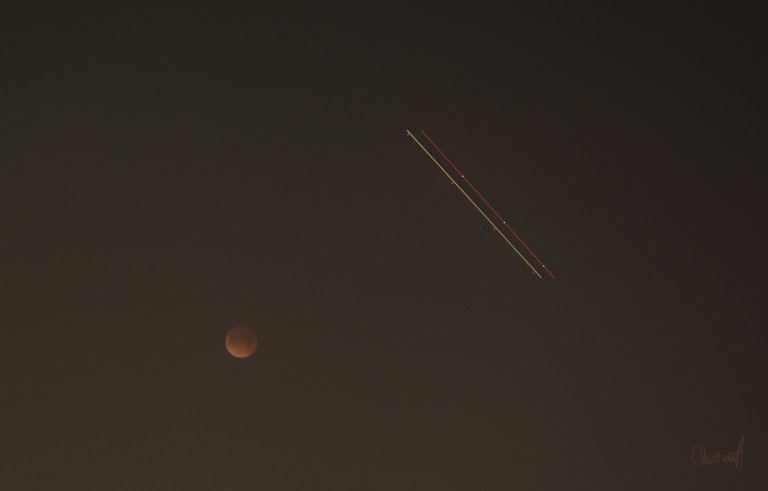 blood blue moon eclipse 2018 plane slow aperture exposure christian hernandez 2.jpg