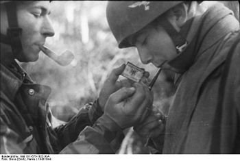 350px-Bundesarchiv_Bild_101I-575-1822-30A,_Italien,_Fallschirmjäger,_rauchend.jpg