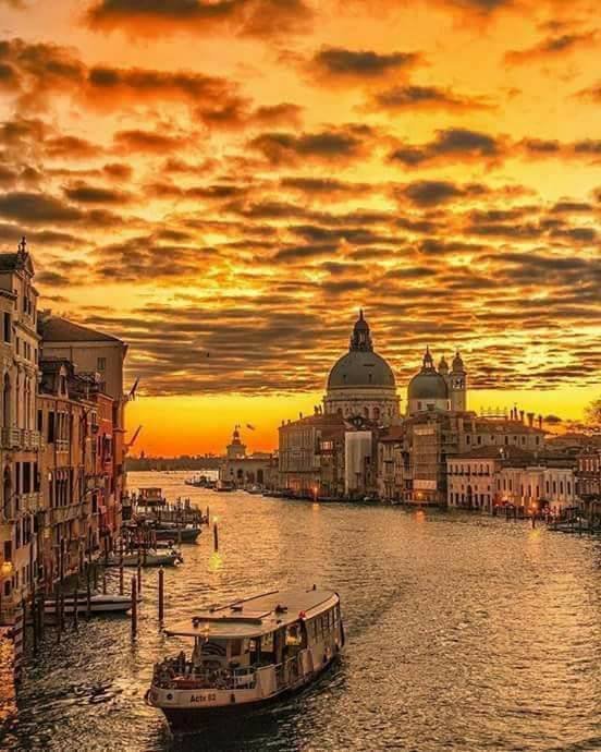 Hermoso atardecer en Venecia, Italia..jpg