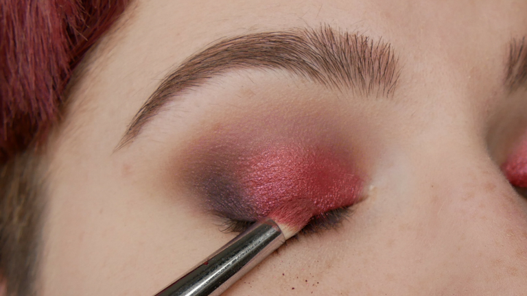 Matching Makeup with clothes - red pigment shade - melissavandijkmakeuptutorials.png