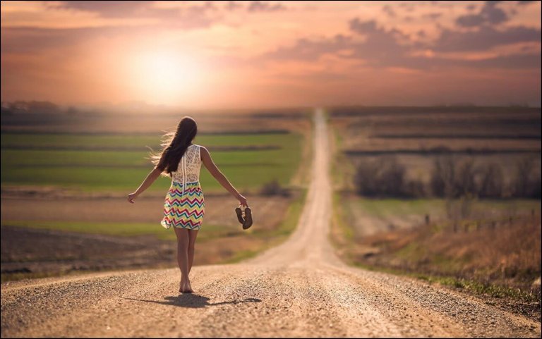 feliz-en-la-vida-mujer-caminando-sola-descalza.jpg