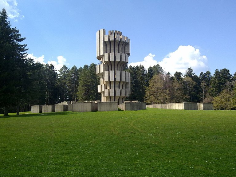 1024px-kozara_national_park_mrakovica_memorial.jpg