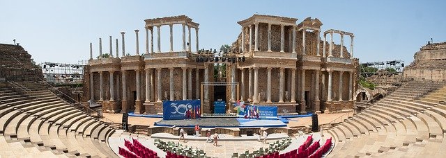 teatro-romano-298652_640.jpg