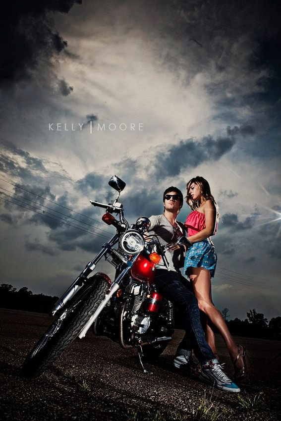 314ffda9e311f8560392dbb96fa80a0b--motorcycle-couple-engagement-photos-with-motorcycle.jpg