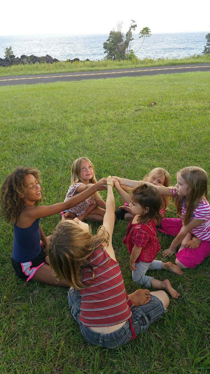 Keikis playing humandalas