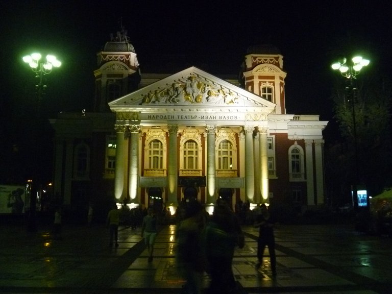 (15) Teatro Ivan Vasov de noche.JPG