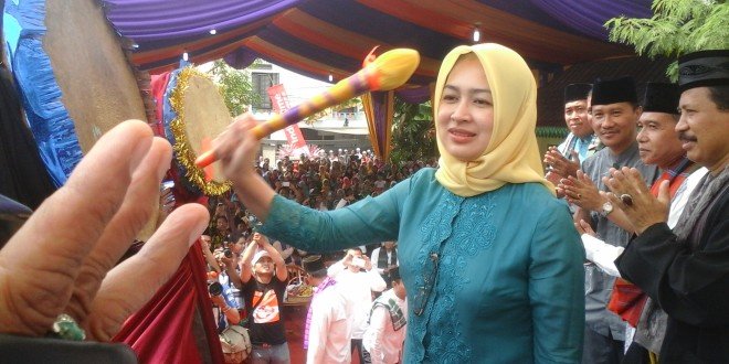 Airin-Rachmi-Diany-Buka-Festival-Lebaran-Betawi-dan-Festival-Religi-2015.jpg