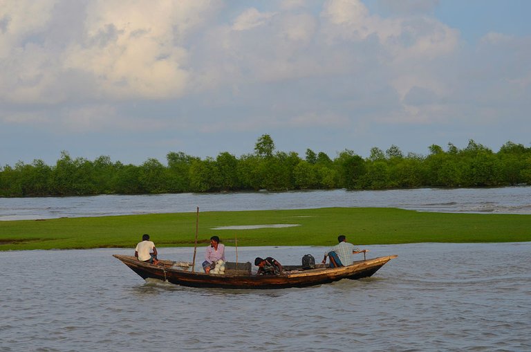 Boat_in_meghna_river.JPG