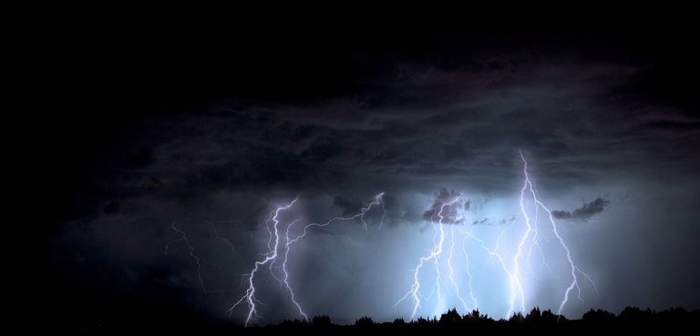 eclairs-foudre-et-nuages-sombres.jpg