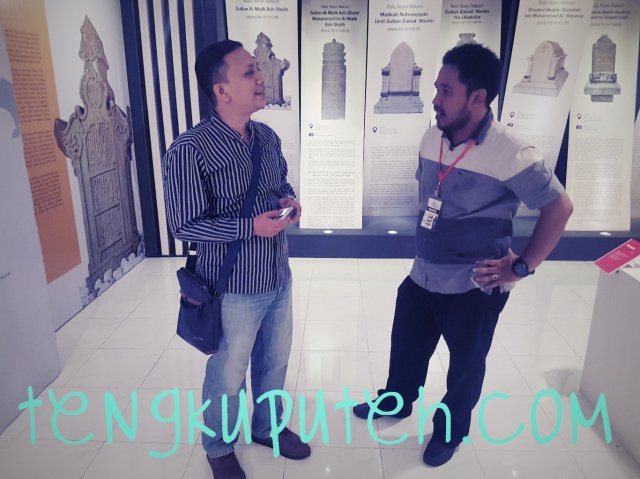 Listening to an explanation of the history of Aceh’s gravestone from Muhajir Asyie an exhibition guide.jpg