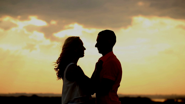 silhouette-of-couple-in-love-at-sunset-passionate-kiss-on-a-background-of-the-setting-sun-romantic-relationships_rlylzgjk_thumbnail-full01.png