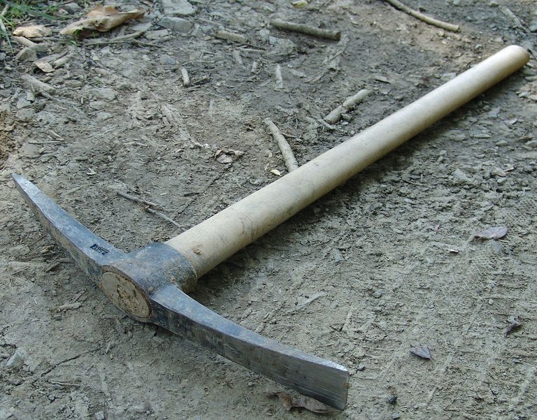 1200px-Pickaxe.jpg