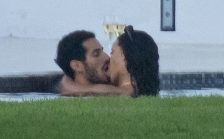 rihanna-kissing-new-man.jpg