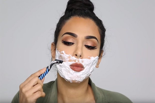 Huda-shaving-face-with-foam-491723.jpg