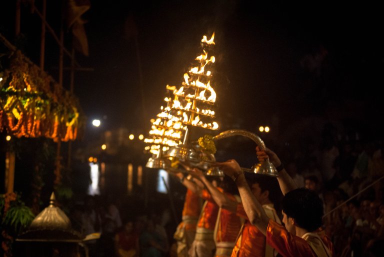 Ganga_Aarti_in_evening_at_Dashashwamedh_ghat,_Varanasi_03.jpg