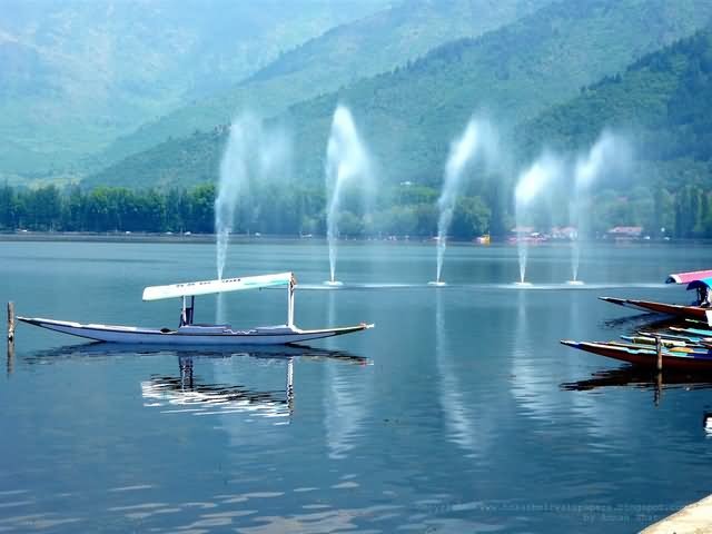 Boating-On-Dal-Lake-Beautiful-Picture.jpg