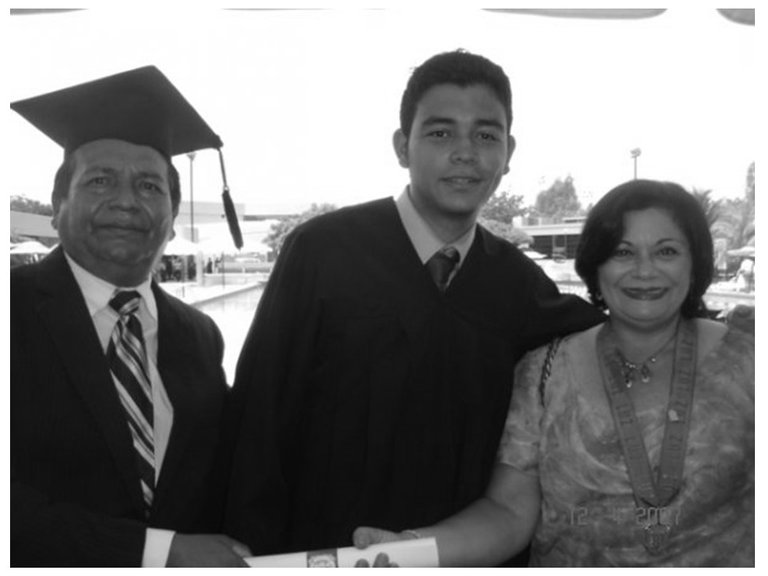 foto graduacion de mi hijo.JPG