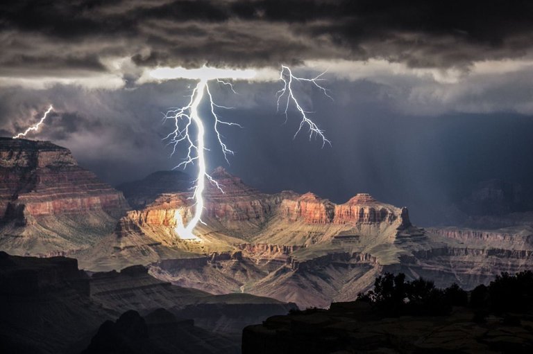 GRAND CANYON HT BY LIGHTNING.jpg