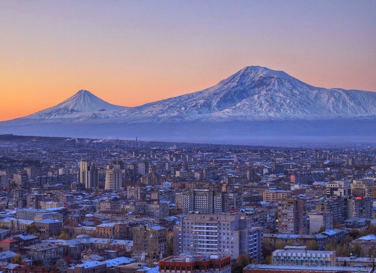 Nochnoj-vid-na-goru-Ararat.jpg