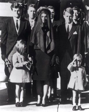 ec2a433b791fc6d5b3410a25eaaf3897--john-f-kennedy-jackie-kennedy.jpg