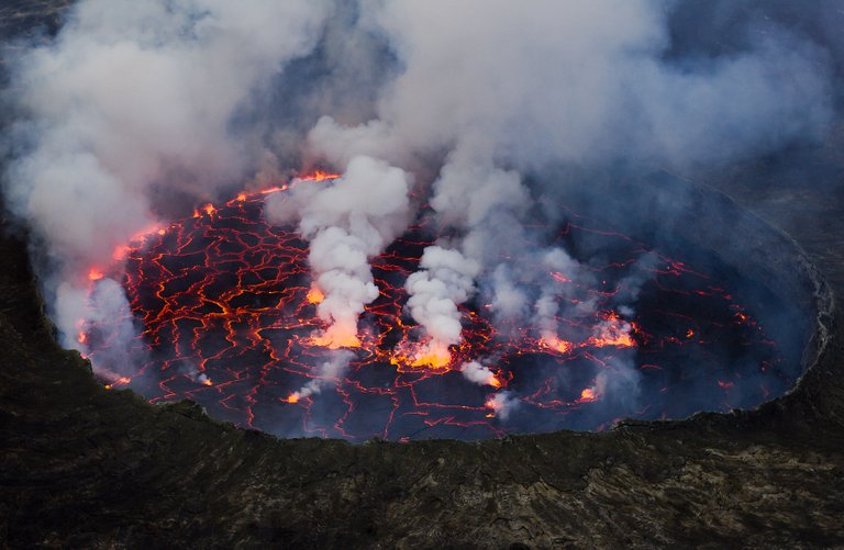 1920px-Lava_Lake_Nyiragongo_2.jpg