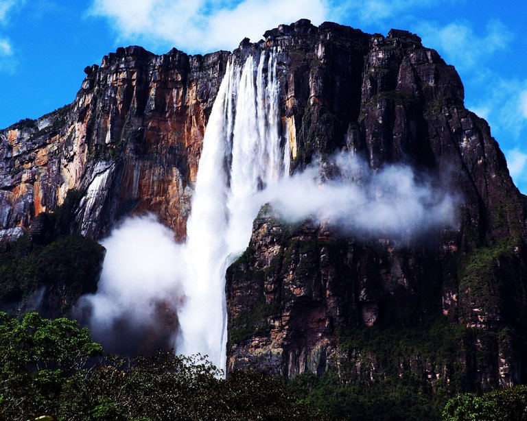 Angel-falls-feeds-Kerep-River.jpg