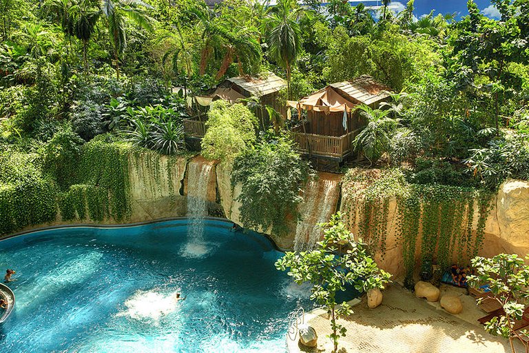 800px-Wasserfall-Lodge_im_Tropical_Islands.jpg