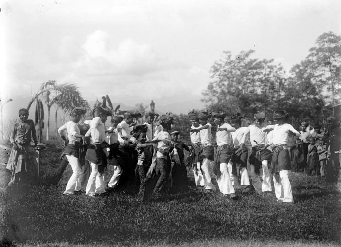 COLLECTIE_TROPENMUSEUM_Sedatidans_te_Samalanga_TMnr_10004857.jpg